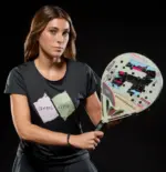 Royal Padel 36 Aniversario Light Lifestyle Nahaufnahme Frau haelt Schlaeger neben sich Schlaegerflaeche mit buntem Pixel-Design sichtbar
