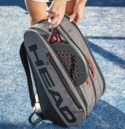 Head Coello Tour Padel Bag L Lifestyle Person traegt Tasche als Rucksack von hinten auf Padelanlage mit Padelschlaeger oben