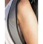 Head Coello Tour Padel Bag L goldenes Coello Kronenmotiv Nahaufnahme auf grauem Schultergurt-Stoff exklusives Signature-Design