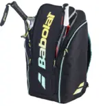Babolat RH Perf Padel 2nd Gen mit eingestecktem Padel-Schlaeger - geoeffnetes Hauptfach, Babolat-Logo prominent, Karabinerhaken am Ruecken sichtbar