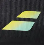 Babolat RH Perf Padel 2nd Gen Logo-Detailaufnahme - gelb-verlaufendes Babolat-Emblem auf dunkelblauem, strukturiertem recyceltem Polyestergewebe, hochwertige Verarbeitung