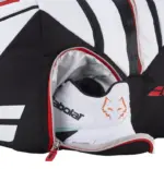Nahaufnahme der Babolat RH Pro Padel Technical Tasche mit geöffnetem Fach, hellem Color-Free-Lining-Innenfutter, roter Reißverschlusspaspel und Babolat-Emblem