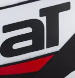 Großformatige Nahaufnahme des Babolat-Schriftzugs auf weißem Polyester-Außenmaterial der RH Pro Padel Technical Tasche mit auffälligem roten Designstreifen