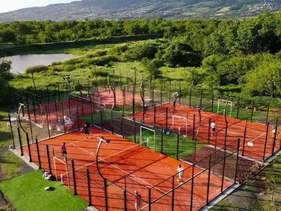 MS Las Vegas Padelplatz mit blauer Stahlkonstruktion an modernem Sportkomplex