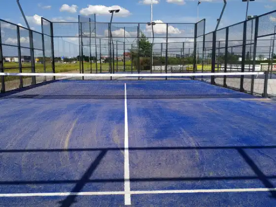 Vier MS Las Vegas Padelplätze von Manzasport in Berglandschaft, Drohnenaufnahme