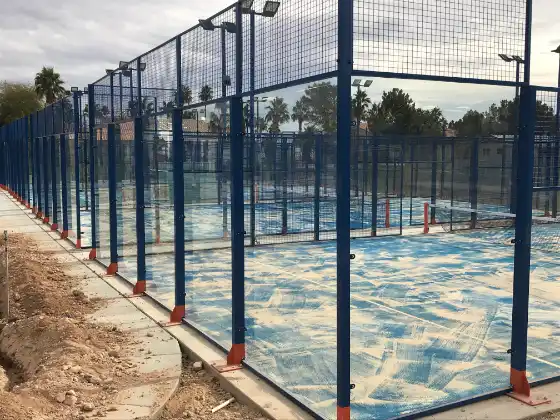MS Las Vegas Padelplatz Bodenansicht mit Quarzsand-eingestreutem Kunstrasen