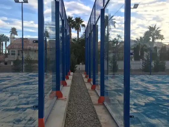 MS Las Vegas Padelplatz mit blauer Stahlkonstruktion an modernem Sportkomplex