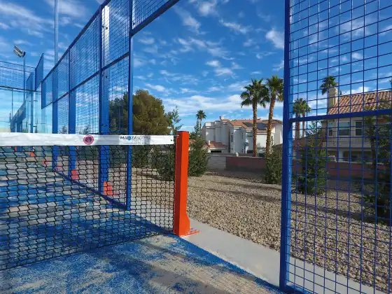 MS Las Vegas Padelplatz mit blauer Stahlkonstruktion an modernem Sportkomplex