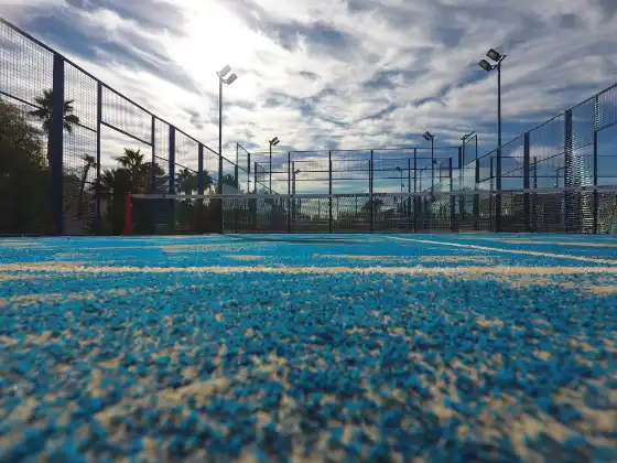MS Las Vegas Padelplatz von Manzasport mit Zugangstür und blauer Stahlkonstruktion