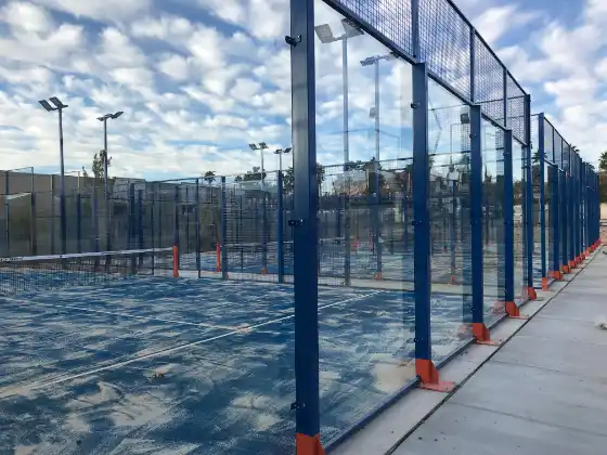 MS Las Vegas Padelplatz Detail: Zwischenraum zweier Plätze mit Manzasport-Sockeln