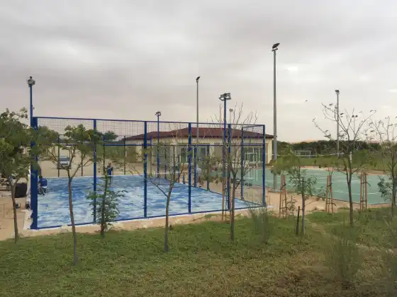 MS Las Vegas Padelplatz Detail: Zwischenraum zweier Plätze mit Manzasport-Sockeln