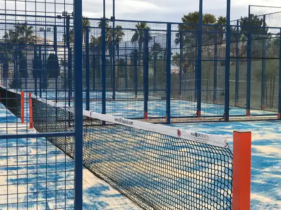 MS Las Vegas Padelplatz mit Netz und Aufschlaglinien nach FIP-Vorgabe