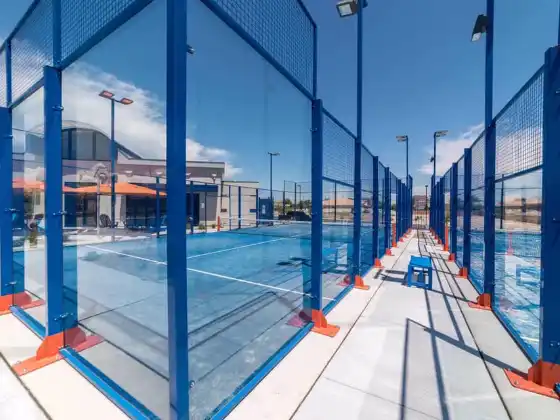 MS Las Vegas Padelplatz in begrünter Sportanlage mit umliegenden Bäumen
