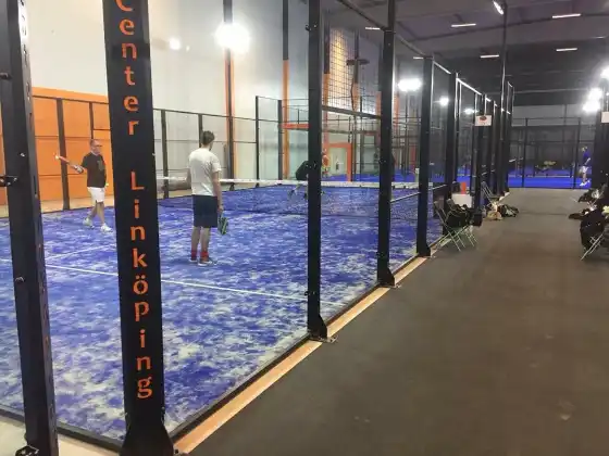 MS Manza Indoor-Padelplätze im Center Linköping mit individuellem Säulen-Branding