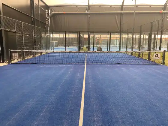 MS Manza Padelplatz Detailansicht mit Netz und blauem Kunstrasen-Court