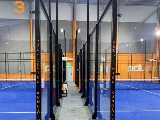 MS Manza Indoor-Padelplatz im PDL Center Kungälv mit individuellem Säulen-Branding