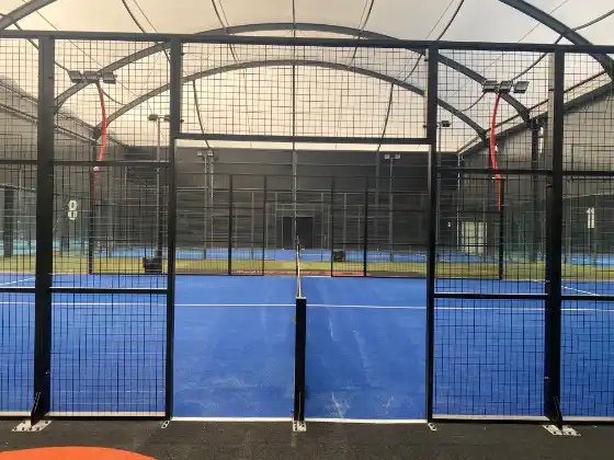 MS Manza Indoor-Padelplatz mit schwarzer Stahlkonstruktion und blauem Kunstrasen-Court