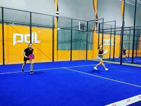 MS Manza Indoor-Padelplatz mit Spielerinnen, blauer Kunstrasen und PDL-Center-Branding