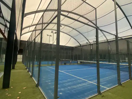 MS Manza Padelplatz unter Zeltdach-Halle mit Tageslicht und schwarzer Stahlkonstruktion
