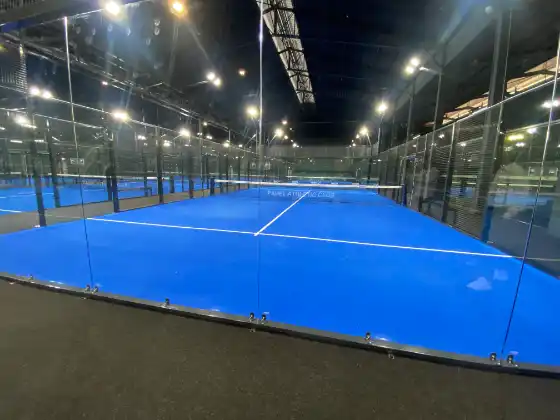 MS Miami Indoor-Padelanlage mit mehreren blauen Courts und LED-Beleuchtung