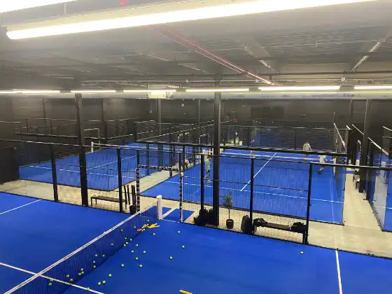 MS Miami Indoor-Padelplätze mit blauem Kunstrasen in moderner Halle