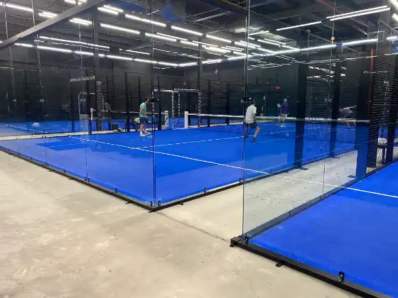 MS Miami Indoor-Padelplatz mit Panorama-Glas-Wänden und Spielszene