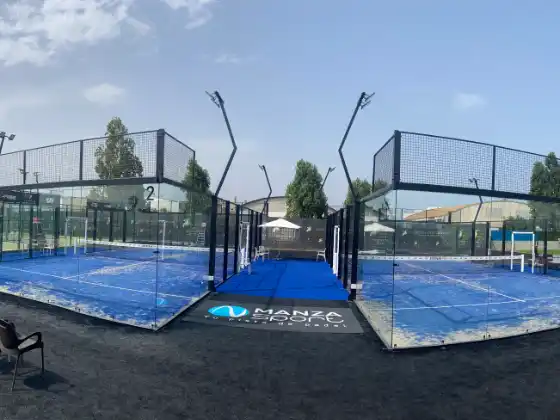 MS Miami Padelanlage mit mehreren nummerierten Courts und Manzasport-Branding am Eingang