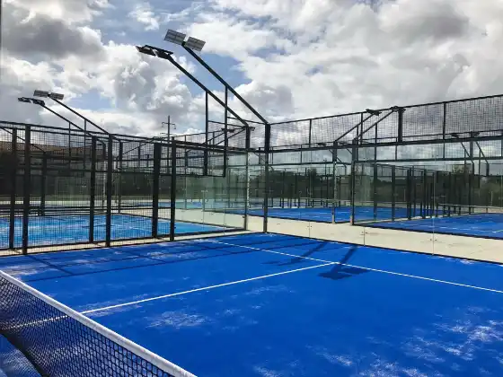 MS Miami Padelanlage mit mehreren blauen Courts und LED-Beleuchtung auf Doppelmasten