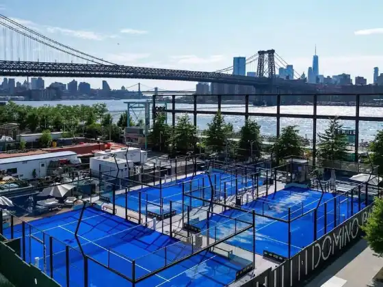 MS Miami Padelplätze im Domino Park New York mit Williamsburg Bridge und Skyline
