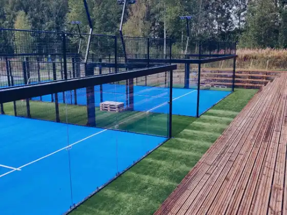 MS Miami Padelplätze Outdoor mit Holzterrasse und nordischer Naturkulisse