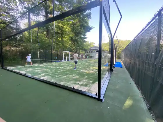 MS Miami Padelplatz in US-Clubanlage mit Spielszene und grünem Court