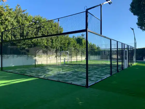 MS Miami Padelplatz in Garten-Anlage mit grünem Court und Panorama-Glas