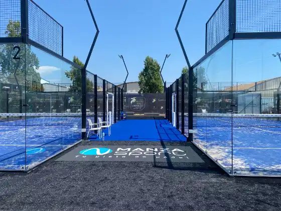 MS Miami Padelplatz Outdoor mit Manzasport-Branding im Eingangsbereich