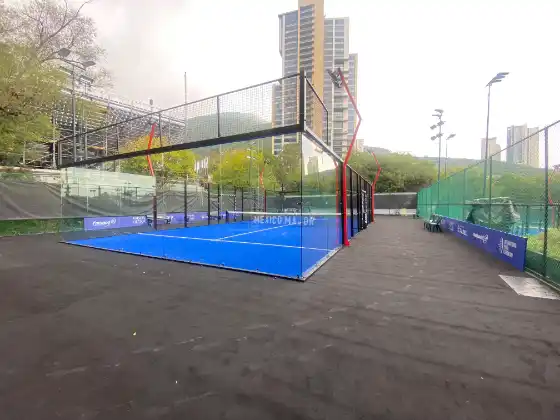MS Miami Padelplatz beim Mexico Major Premier Padel mit Bandenwerbung und Hochhaus-Skyline