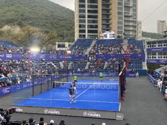 MS Miami Padelplatz beim Mexico Major Premier Padel mit Tribünen und Bergkulisse