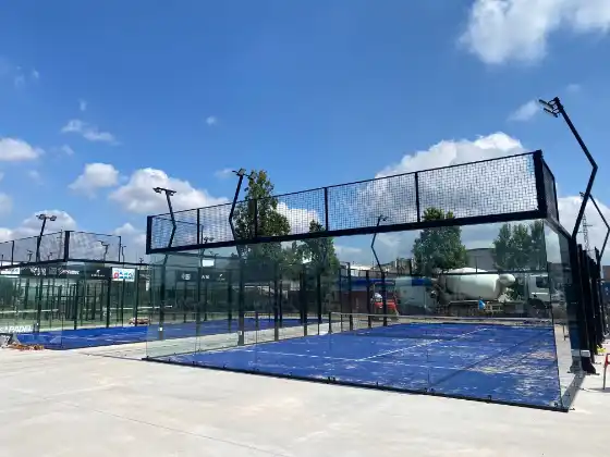 MS Miami Padelplatz Outdoor mit Panorama-Sicht und blauem Court