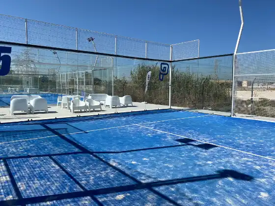 MS Miami Padelplatz Outdoor mit blauer Spielfläche und Zuschauerbereich mit weißen Sitzschalen