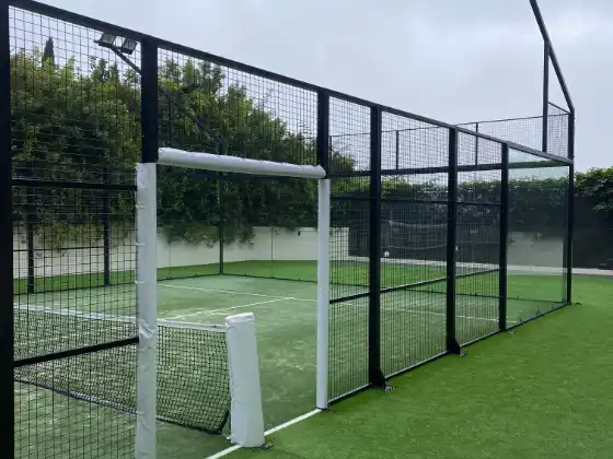 MS Miami Padelplatz Outdoor mit grünem Kunstrasen und Netz im Vordergrund