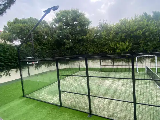 MS Miami Padelplatz mit Panorama-Glas und grünem Kunstrasen in Outdoor-Anlage