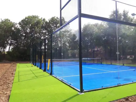 MS Miami Padelplatz Outdoor in Waldlage mit blauer Spielfläche und Naturkulisse
