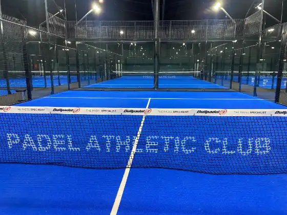 MS Miami Padelplätze im Padel Athletic Club mit Bullpadel-Branding und blauem Court