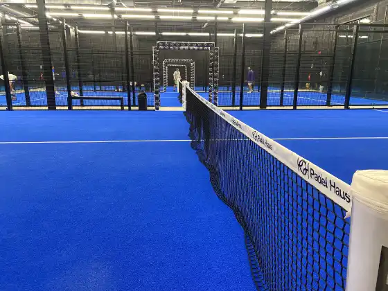 MS Miami Padelplatz im Padel Haus mit Netz-Branding und blauem Court
