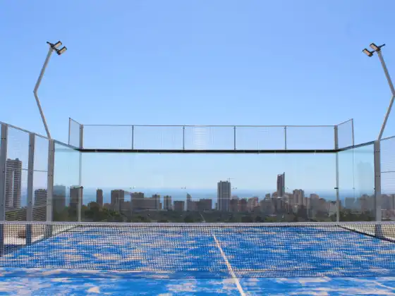 MS Miami Padelplatz auf Rooftop mit Stadtblick und Meer im Hintergrund