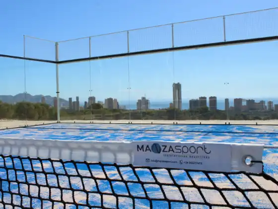 MS Miami Padelplatz auf Rooftop mit Hochhaus-Skyline und Bergpanorama im Hintergrund