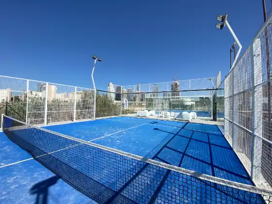 MS Miami Padelplatz auf Rooftop mit Skyline und blauem Spielfeld