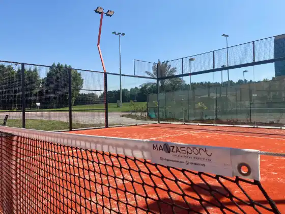 MS Miami Padelplatz Outdoor mit roter Spielfläche und Manzasport-Branding am Netz