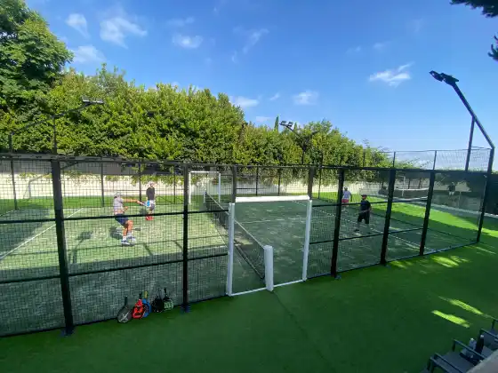 MS Miami Padelplatz mit Spielern bei sonnigem Wetter und grünem Court