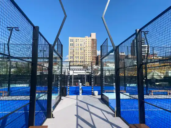 MS Miami Padelplatz auf Stadtterrasse mit Wolkenkratzer-Skyline im Hintergrund