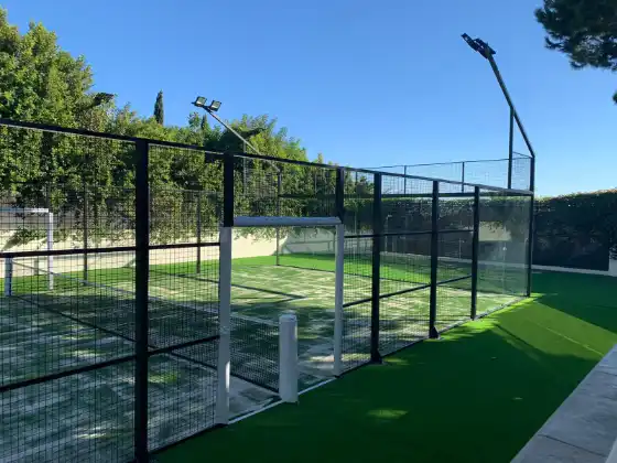 MS Miami Padelplatz Vereinsanlage mit grünem Court und Eingangsbereich