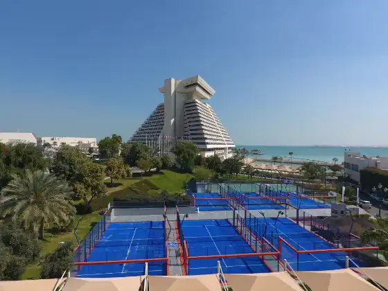 MS Paquito Navarro Padelanlage von oben mit Sheraton Doha und Meer im Hintergrund
